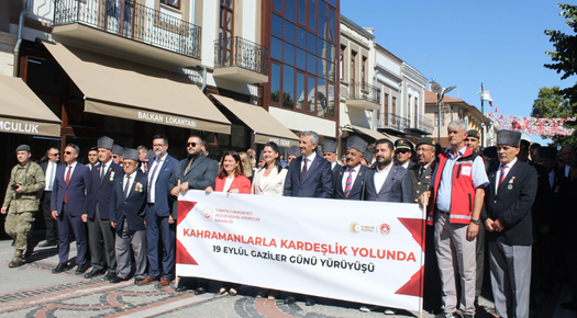 GAZİLER GÜNÜ’NDE COŞKULU KORTEJ YÜRÜYÜŞÜ