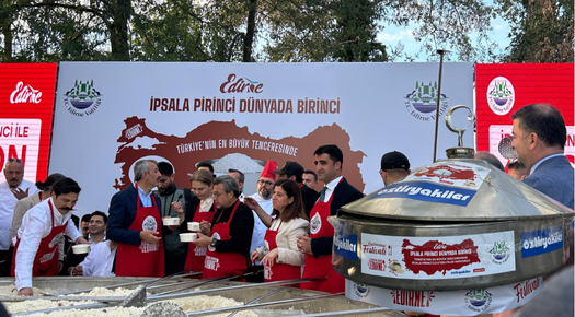 EDİRNE’DE TARİHİ PİLAV GÜNÜ: 6 TON PİLAV, BİNLERCE MİSAFİR