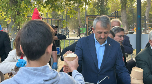 6 TONLUK PİLAV DAĞITILDI: VALİ KEPÇEYİ ELİNE ALDI!