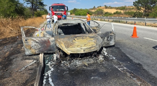 EDİRNE SINIR KAPISI YOLUNDA OTOMOBİL YANDI