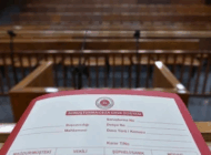 EŞİNİN SEVGİLİSİ SANDIĞI KADINI OTOMOBİL KAPISIYLA YARALADI