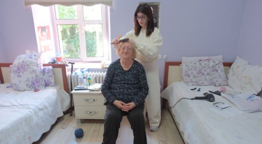 AHİLİK HAFTASINDA HUZUREVİNDE GÜZELLİK SÜRPRİZİ