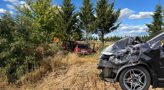 KIRKLARELİ’NDE OTOMOBİL TARLAYA DEVRİLDİ! 4 YARALI