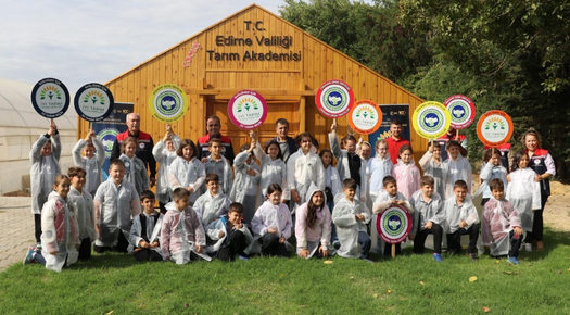 ÖĞRENCİLER ÇOCUK TARIM AKADEMİSİ’NDE FİDE DİKTİ