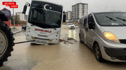EDİRNE’DE YOL ÇÖKTÜ: MİNİBÜS ÇUKURA GİRDİ