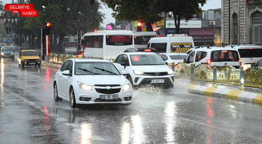 EDİRNE’DE SAĞANAK YAĞIŞ HAYATI OLUMSUZ ETKİLİYOR