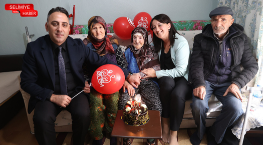 EDİRNE’DE 100 YAŞINA GİREN KADINA DOĞUM GÜNÜ SÜRPRİZİ
