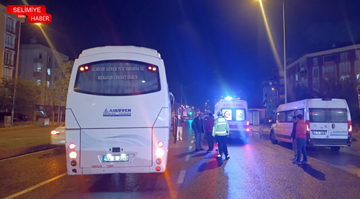 İŞÇİ SERVİSİ YAYAYA ÇARPTI: BİR KİŞİ AĞIR YARALANDI