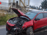 REFÜJE ÇARPAN OTOMOBİL SÜRÜCÜSÜ YARALANDI