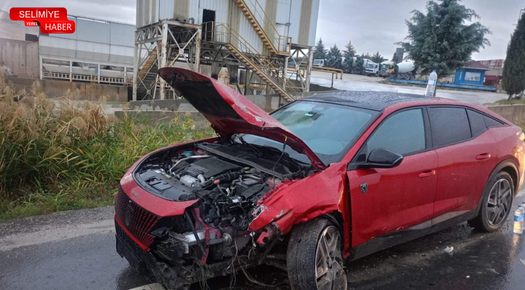 REFÜJE ÇARPAN OTOMOBİL SÜRÜCÜSÜ YARALANDI