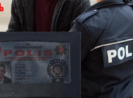 SAHTE POLİS KİMLİĞİYLE YAKALANAN KURYE GÖZALTINA ALINDI
