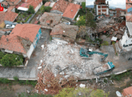 DEPREMDE YIKILAN BİNALARIN ENKAZI KALDIRILIYOR