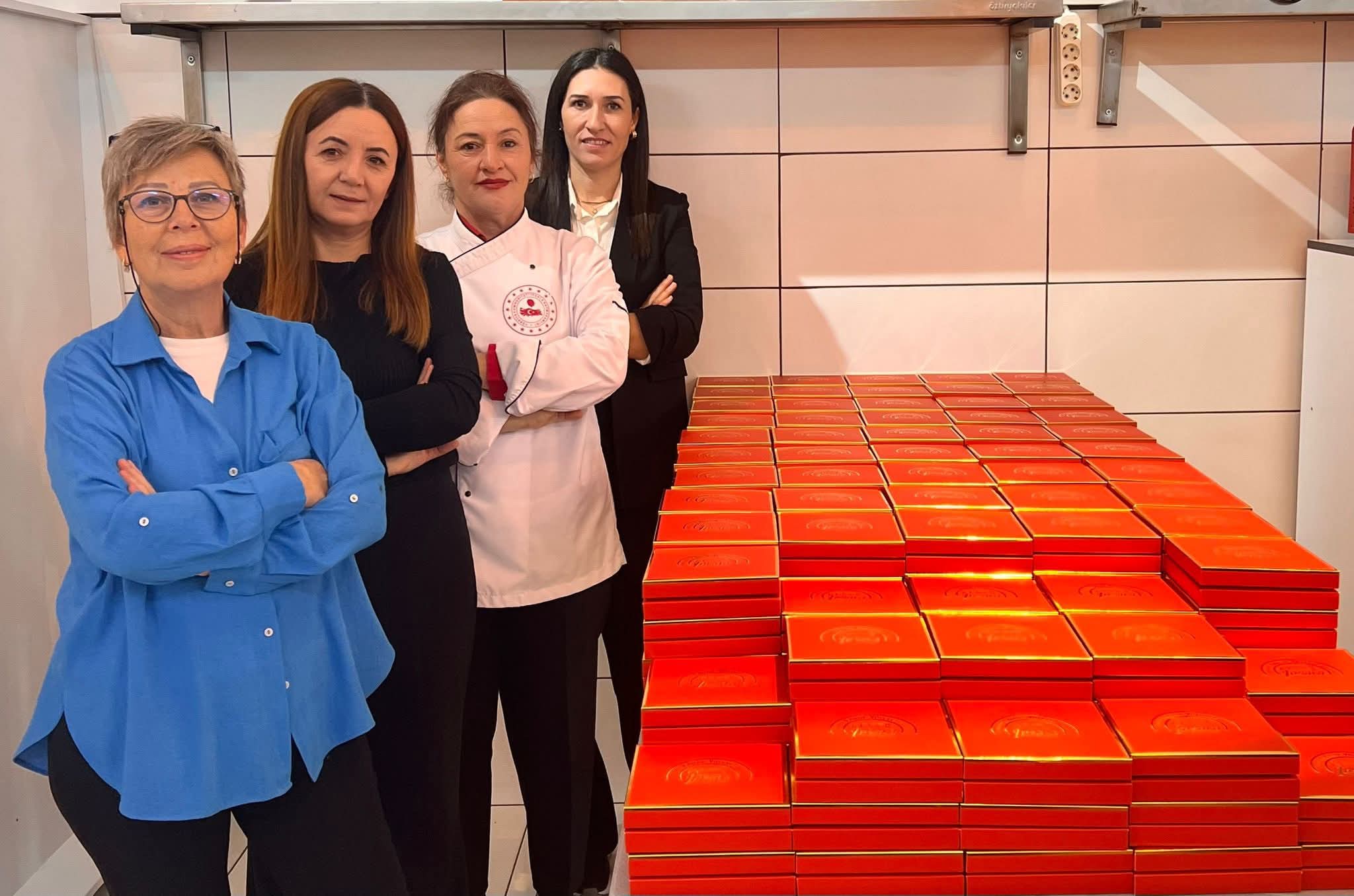 İPSALALI KADINLARIN HAZIRLADIĞI ÇİKOLATALAR ÖĞRETMENLERE HEDİYE EDİLDİ