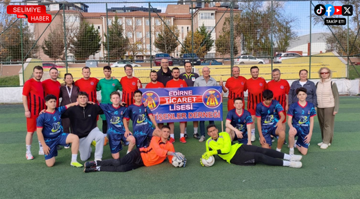 MEZUNLAR VE ÖĞRENCİLER FUTBOL SAHASINDAN BULUŞTU