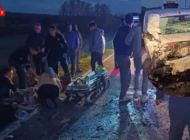 HAFİF TİCARİ ARAÇ İLE OTOMOBİL ÇARPIŞTI: 5 YARALI