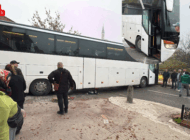 EDİRNE’DE KAYARAK YOLU KAPATAN OTOBÜS TRAFİĞİ KİLİTLEDİ