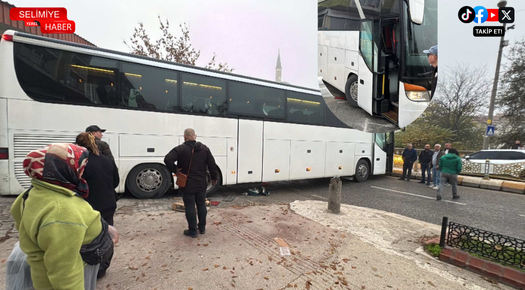 EDİRNE’DE KAYARAK YOLU KAPATAN OTOBÜS TRAFİĞİ KİLİTLEDİ