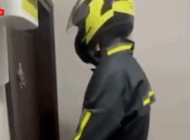 KURYE KILIĞINDAKİ POLİS FİRARİ HÜKÜMLÜYÜ YAKALANDI