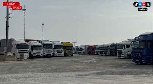 YUNANİSTANDAKİ ÇİFÇİ EYLEMİ TIR SÜRÜCÜLERİNİ ETKİLEMEYE DEVAM EDİYOR