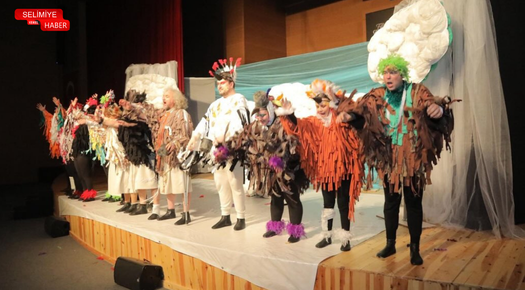 AKM’DE “KUŞLAR” OYUNU SAHNELENDİ