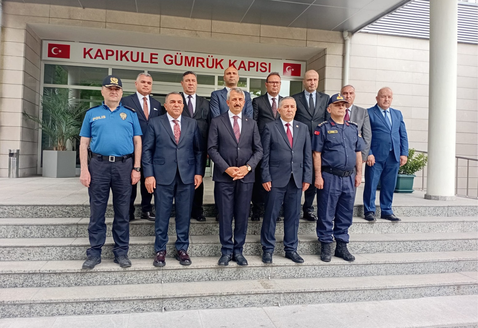 VALİ SEZER’DEN SINIR KAPILARINDA YOĞUNLUK UYARISI