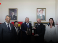 BAKAN BAK’A KIRKPINAR DAVETİ: KIRMIZI DİPLİ MUM TAKDİM EDİLDİ