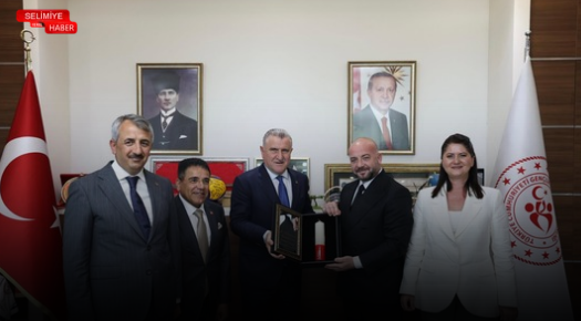 BAKAN BAK’A KIRKPINAR DAVETİ: KIRMIZI DİPLİ MUM TAKDİM EDİLDİ
