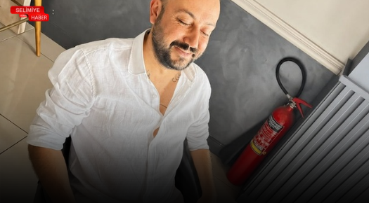 ELEKTRONİK KELEPÇENİN 1. YILINI PASTA KESEREK KUTLADI